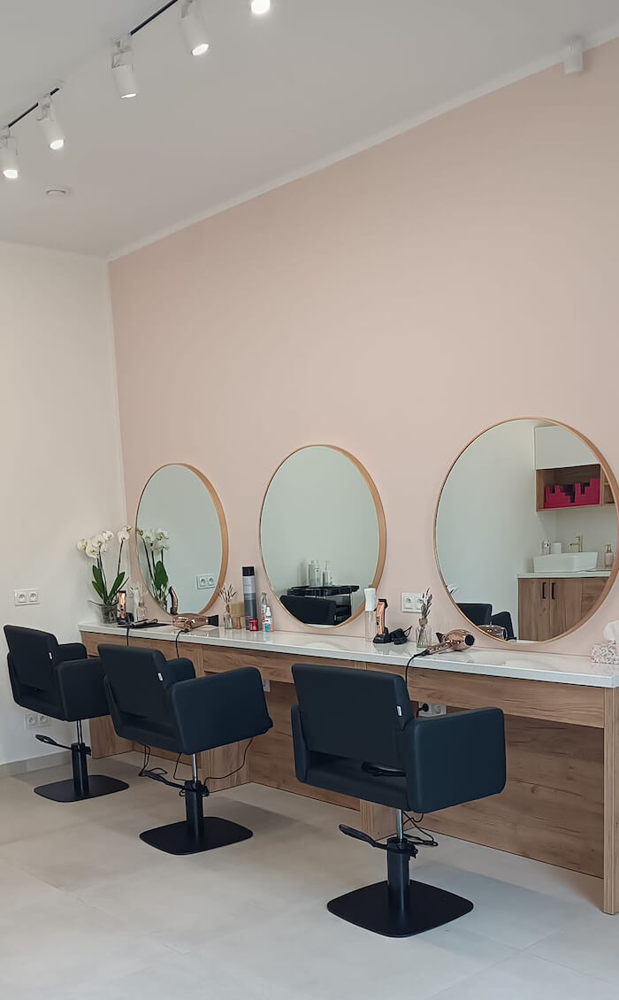 Inspiracja na salon fryzjerski w kolorze pudrowego różu